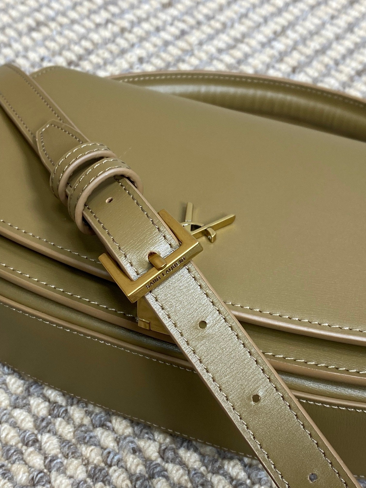 ヴォルテール ハーフムーン ショルダーバッグ 24インチ シダーブラウン カーフスキン ゴールドメタリック