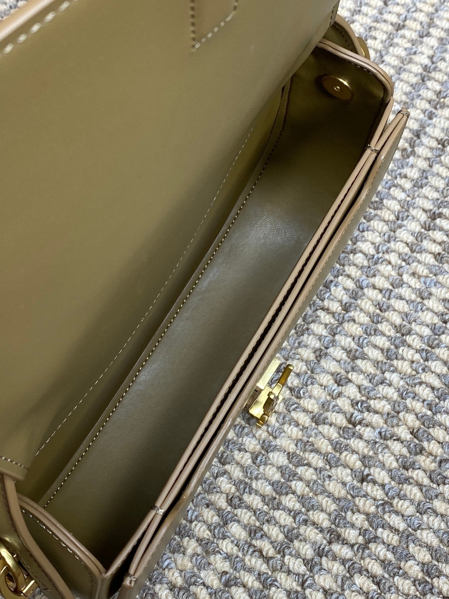 ヴォルテール ハーフムーン ショルダーバッグ 24インチ シダーブラウン カーフスキン ゴールドメタリック