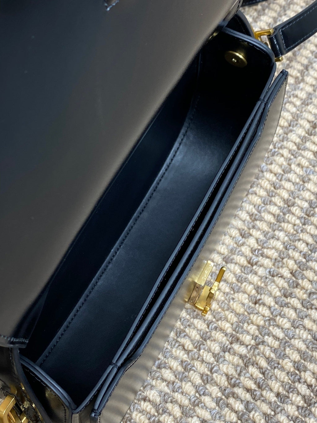 ヴォルテール ハーフムーン ショルダーバッグ 24インチ ブラック カーフスキン ゴールド メタリック