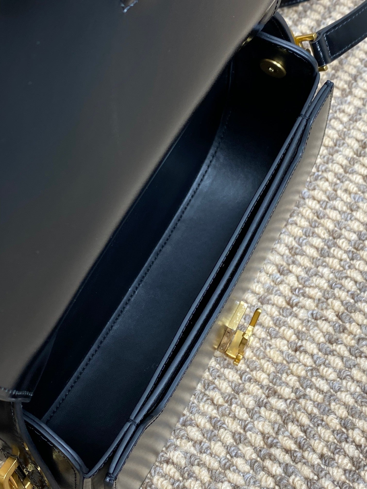 ヴォルテール ハーフムーン ショルダーバッグ 24インチ ブラック カーフスキン ゴールド メタリック