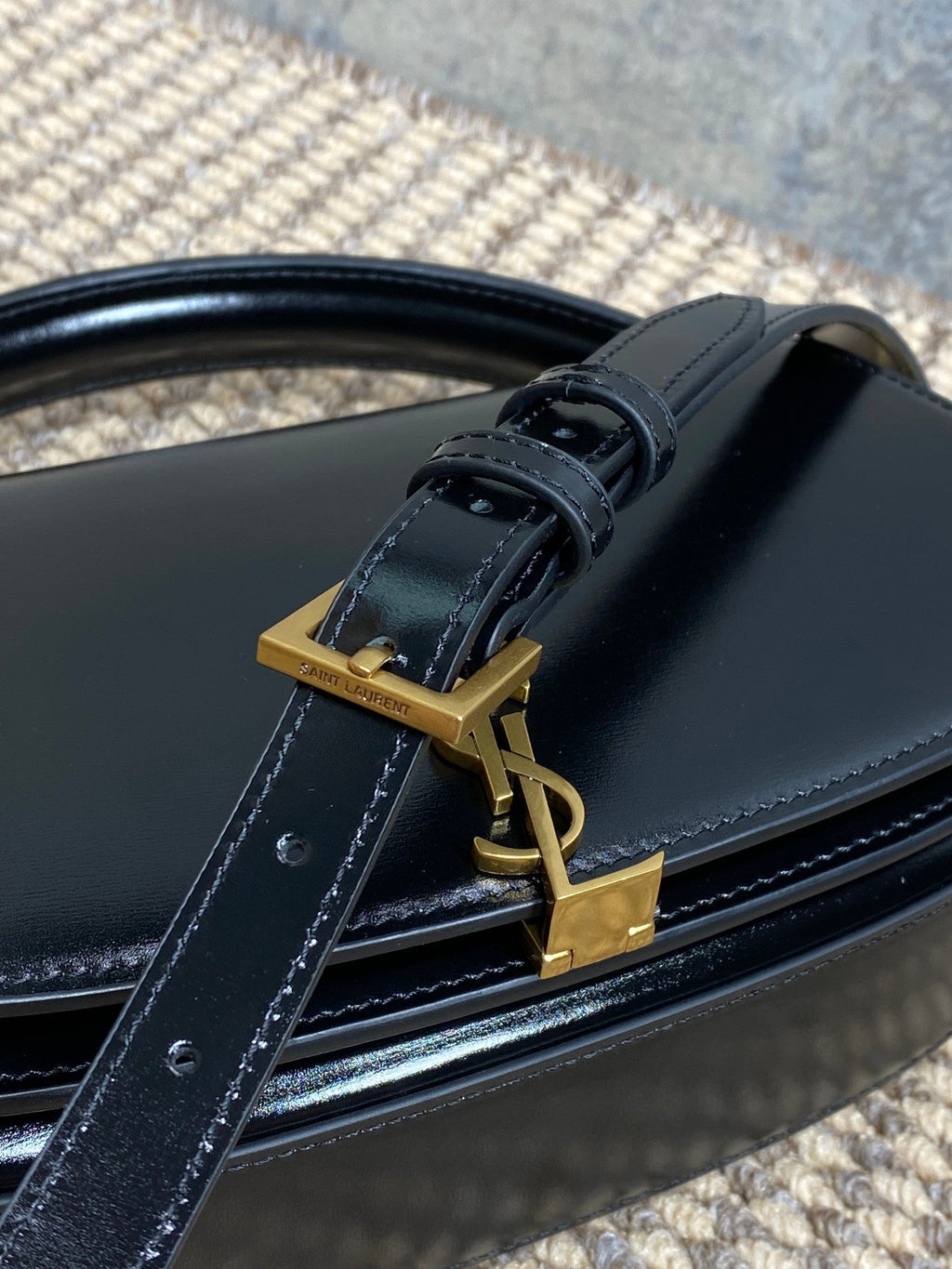 ヴォルテール ハーフムーン ショルダーバッグ 24インチ ブラック カーフスキン ゴールド メタリック