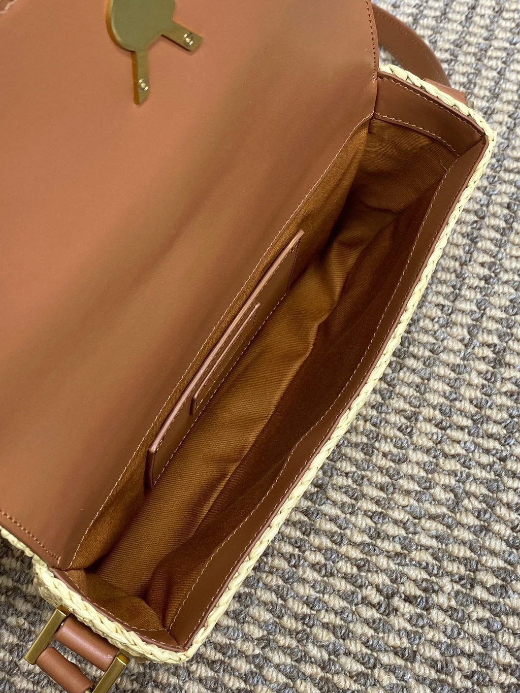 ソルフェリーノ ミディアム クロスボディバッグ 23インチ ベージュ ミックスブラウン ラフィア