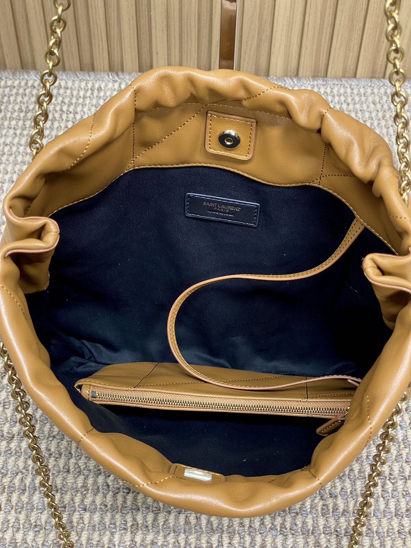 ドローストリングチェーンストラップショルダーバッグ 39インチ トルティーヤブラウン キルティングカーフスキン