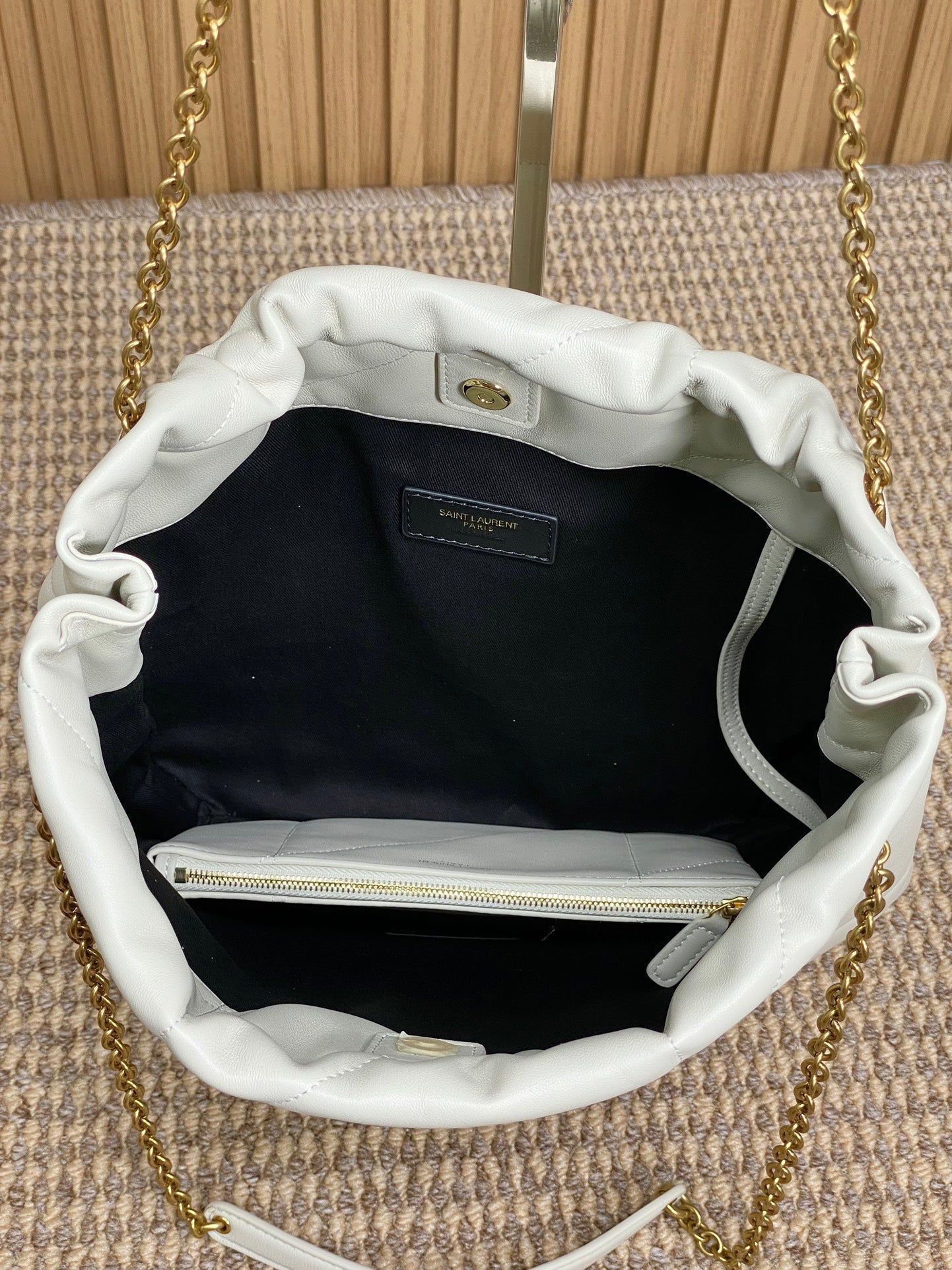 ドローストリングチェーンストラップショルダーバッグ 39インチ ホワイトキルティングカーフスキン