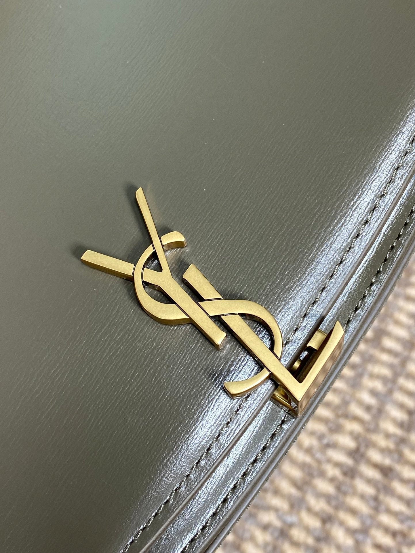 ヴォルテール ハーフムーン ショルダーバッグ 24インチ ダークグリーン カーフスキン ゴールドメタリック