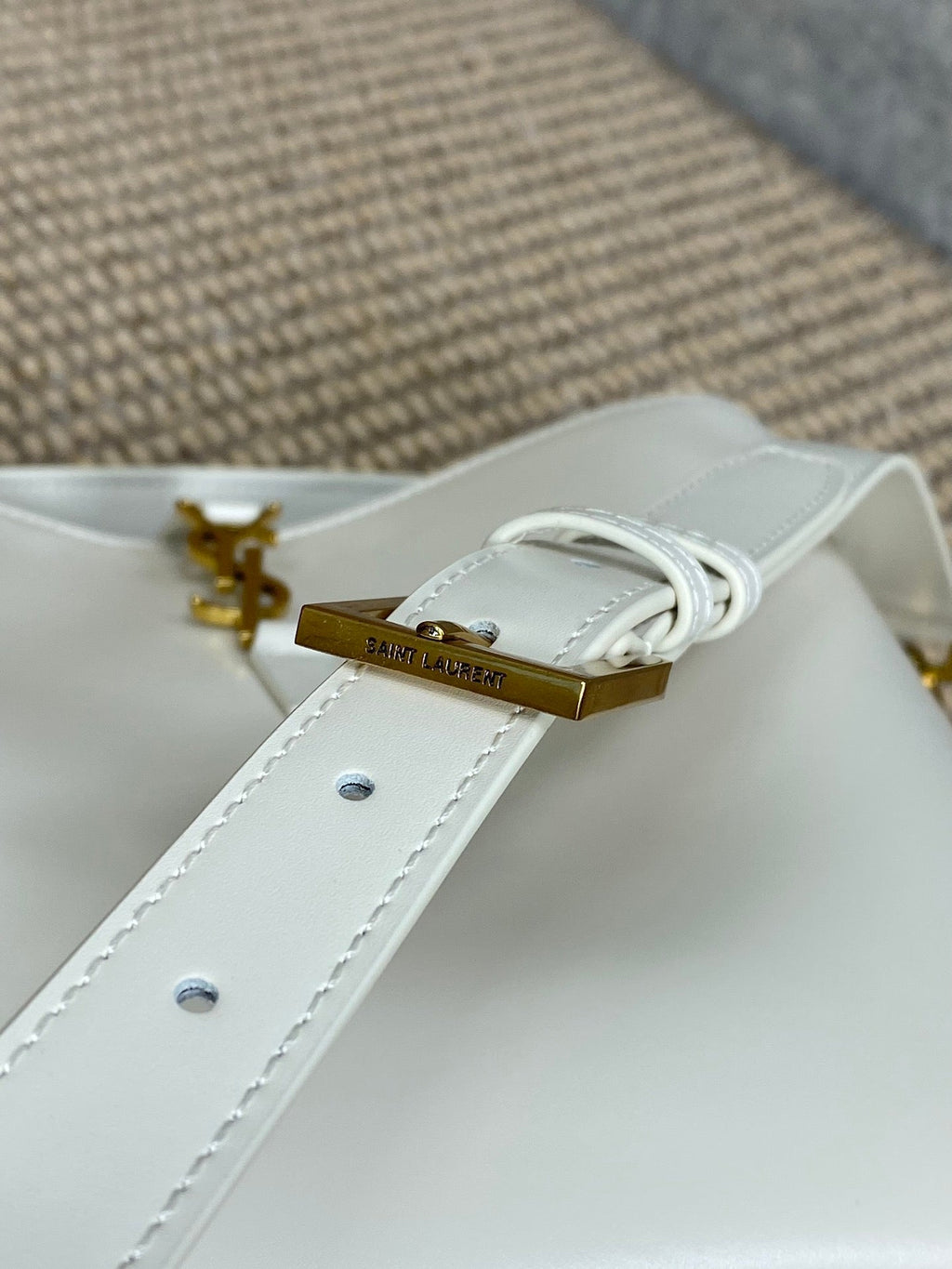 LE 37 MEDIUM BUCKET BAG 25 IN WHITE CALFSKIN GOLD HARDWARE