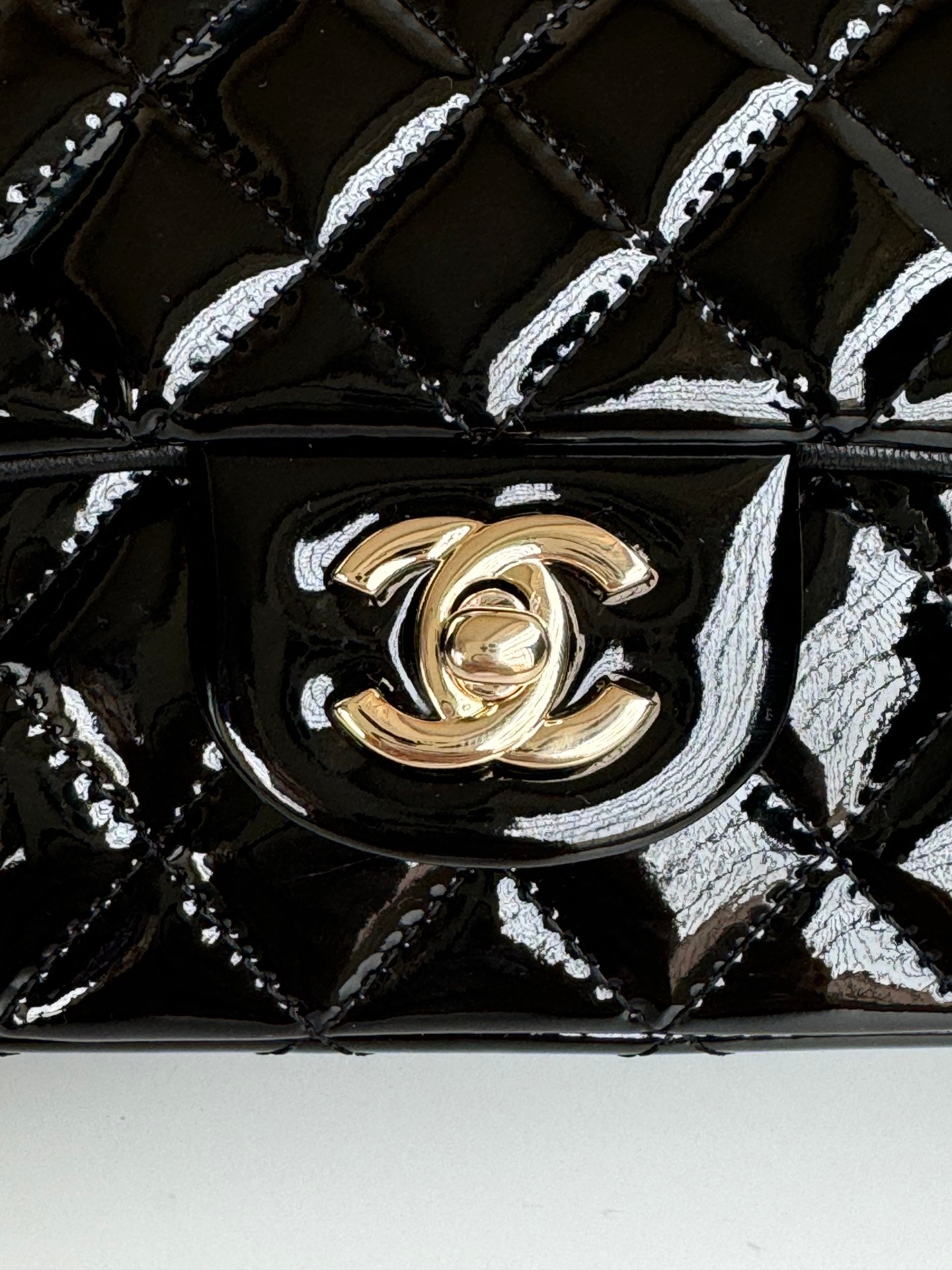 ミニフラップバッグ 20インチ ブラック グロッシーカーフスキン ゴールド金具