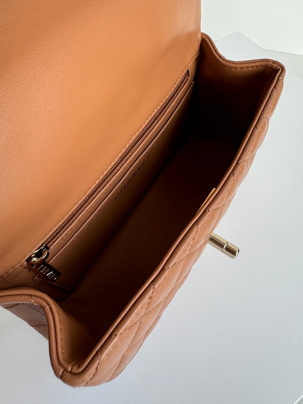 フラップバッグ 20インチ ブロンズブラウン ラムスキン ハンドル付き