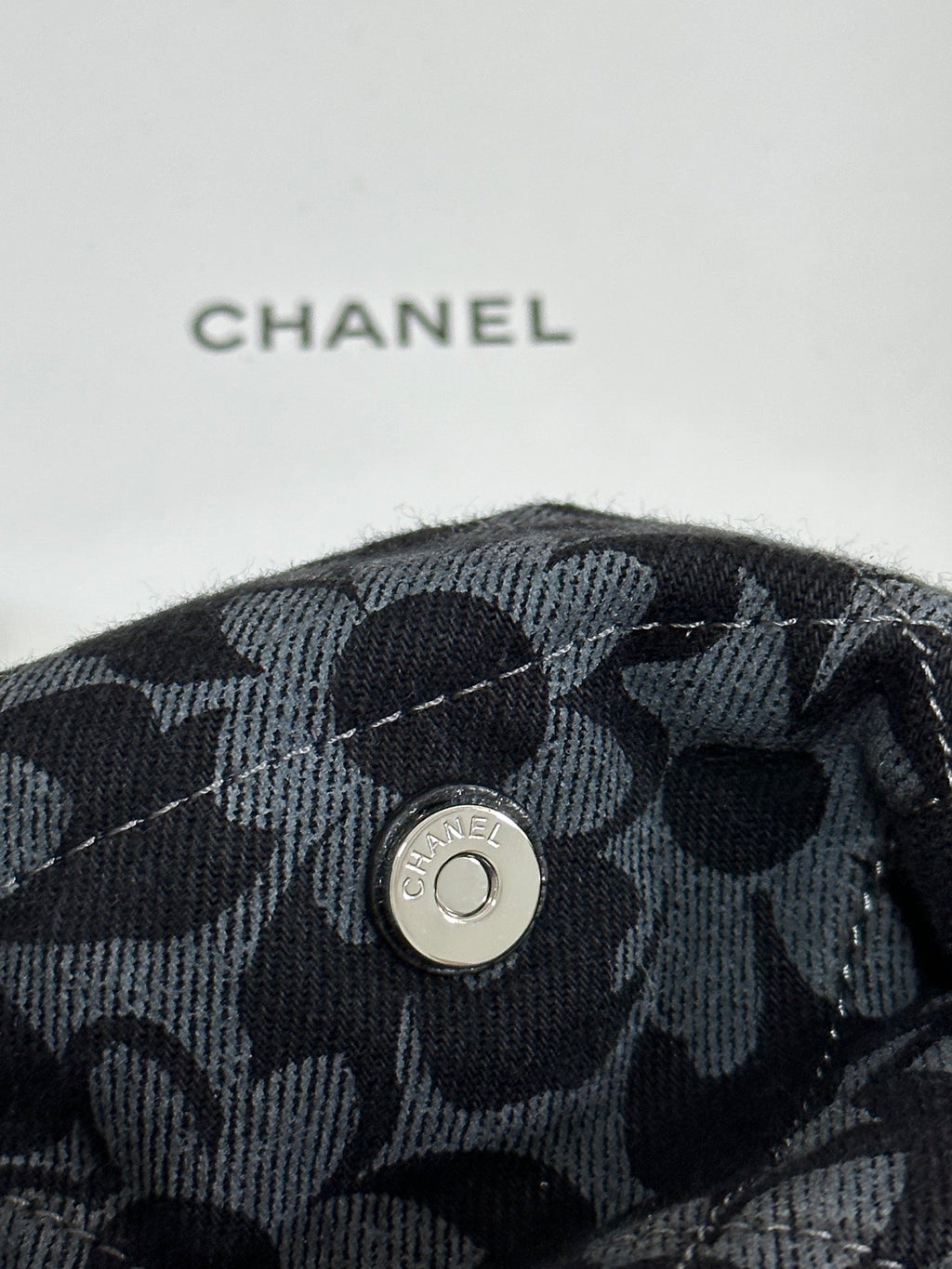 大きめドローストリング フローラルプリント ショルダーバッグ 39インチ ブラック ミックスグレー デニム