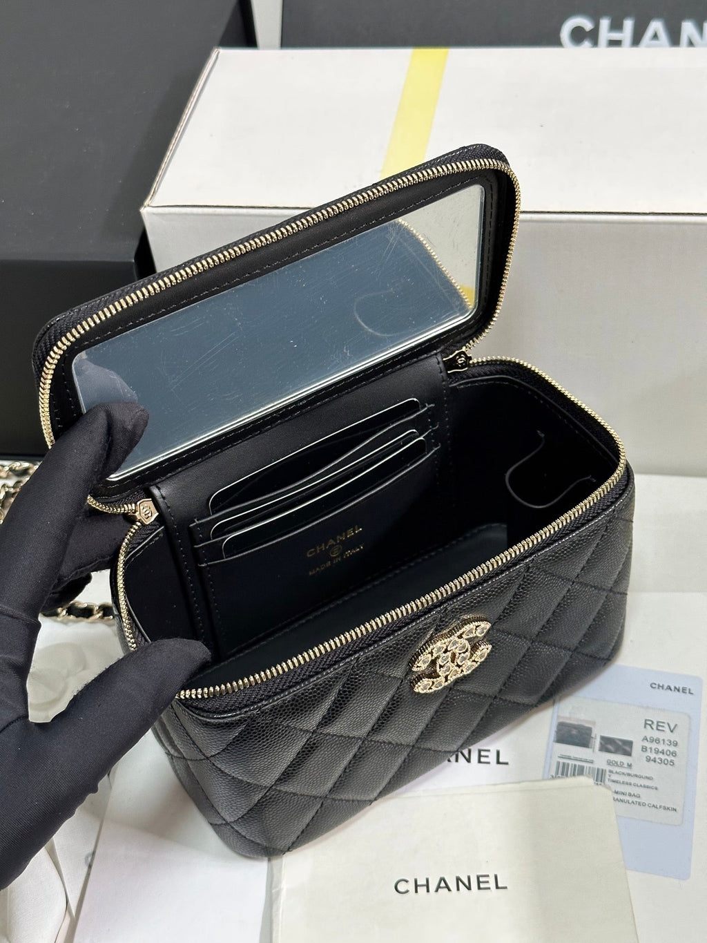 ヴァニティケース 17 クリスタルスタッズロゴ ブラックカーフスキン ゴールド金具