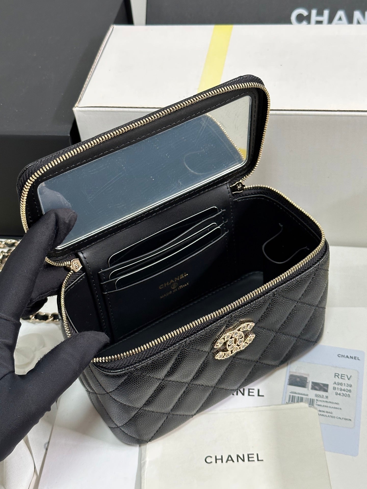 ヴァニティケース 17 クリスタルスタッズロゴ ブラックカーフスキン ゴールド金具