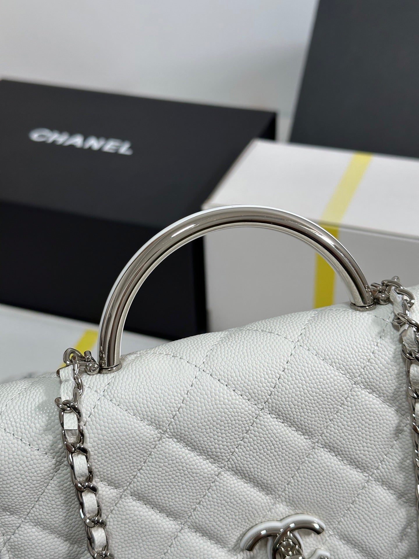 シルバートーンハンドル付きフラップバッグ 19インチ ホワイトキャビアスキン