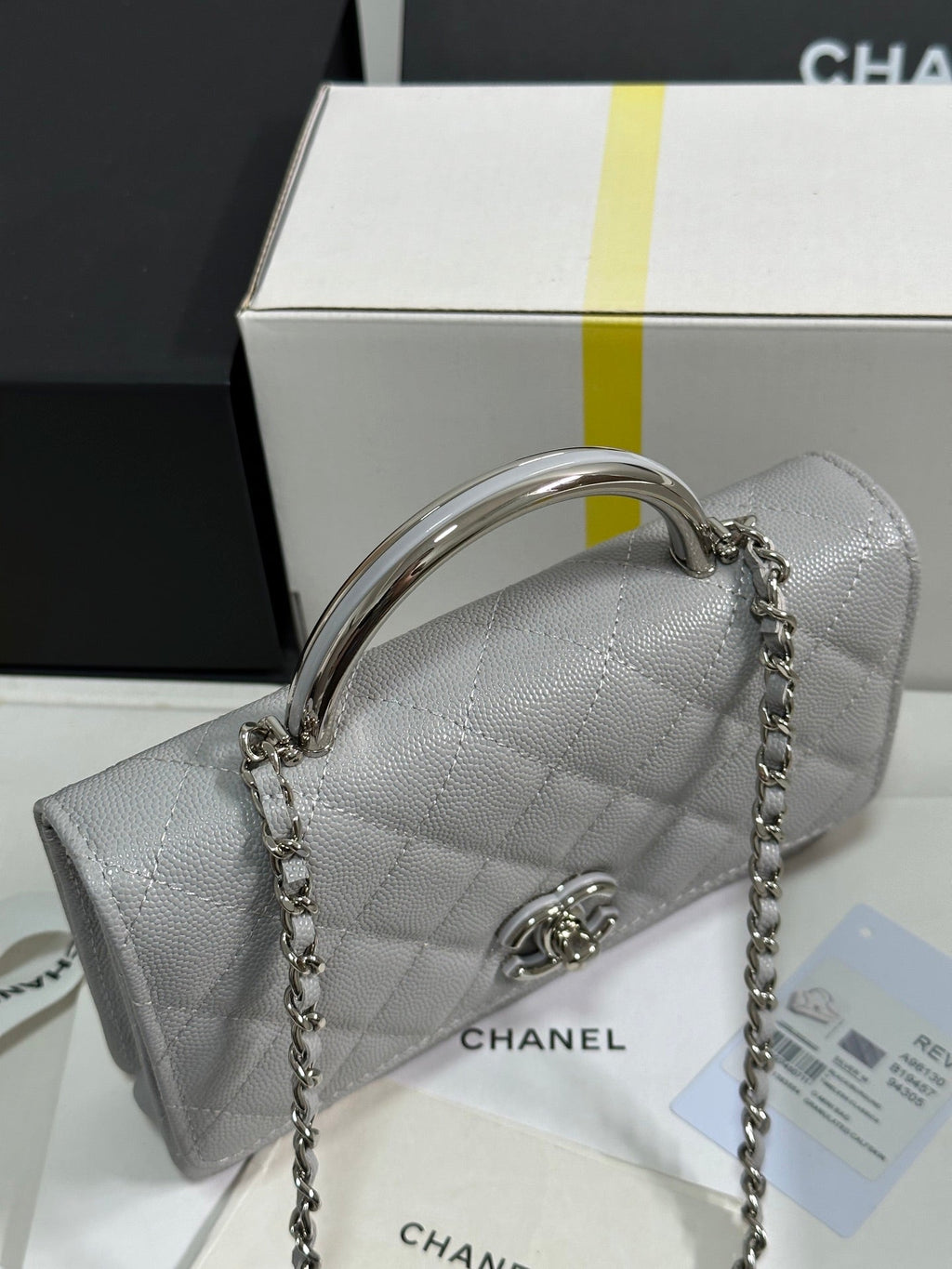 FLAP BAG WITH SILVER-TONE HANDLE 19 IN GREY SHINY CAVIAR SKIN