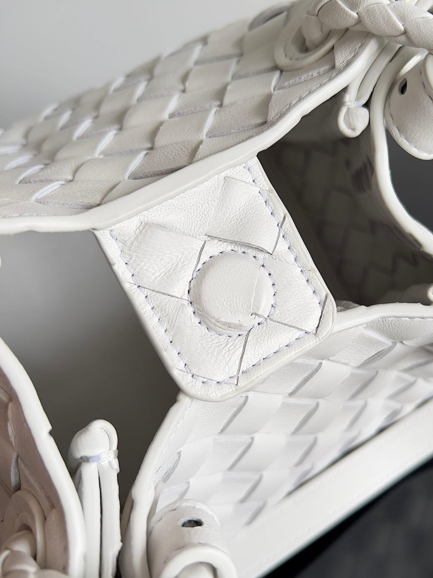 BV スモール パラシュート 21 ホワイト ラムスキン Ghw 