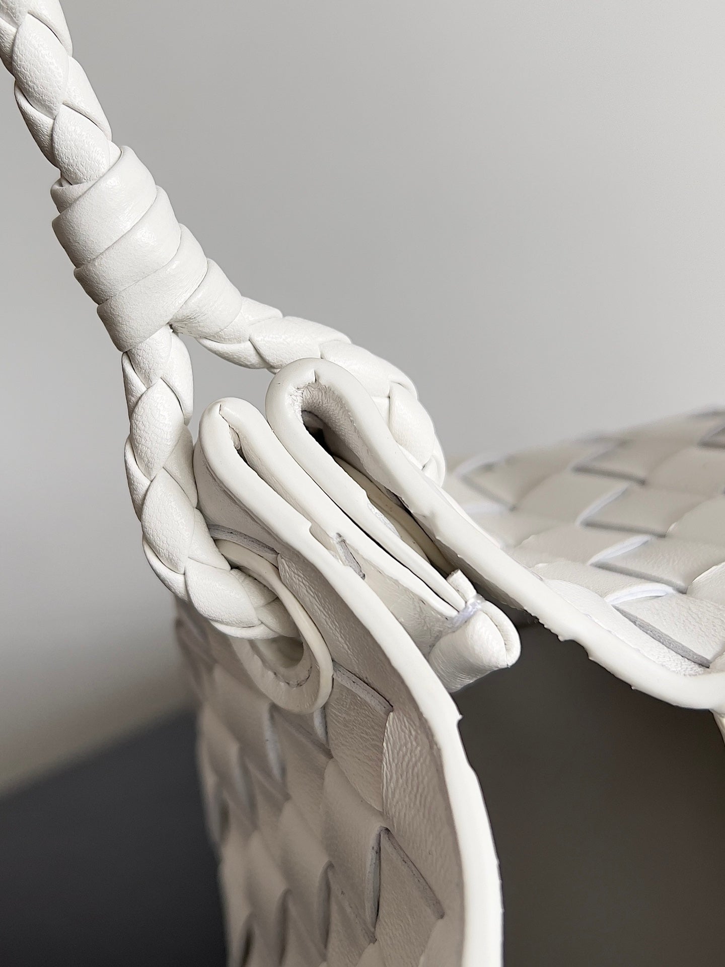 BV スモール パラシュート 21 ホワイト ラムスキン Ghw 