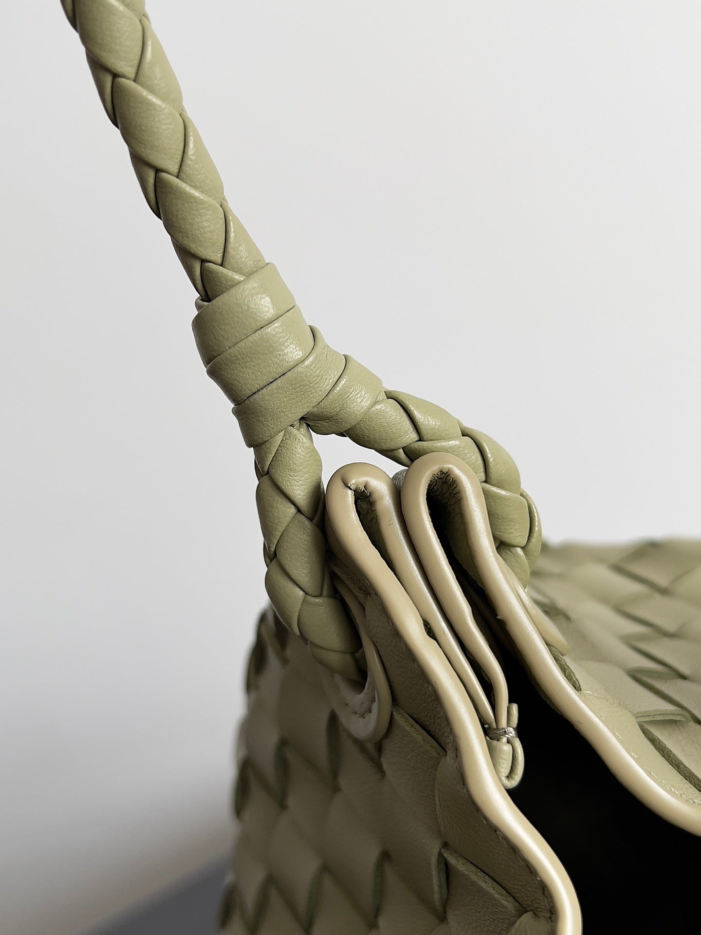 BV スモールパラシュート 21 ライトオリーブ ラムスキン Ghw 