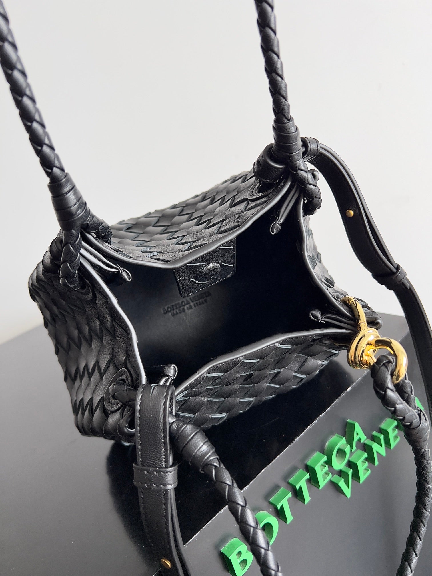 BV スモール パラシュート 21 ブラック ラムスキン Ghw 