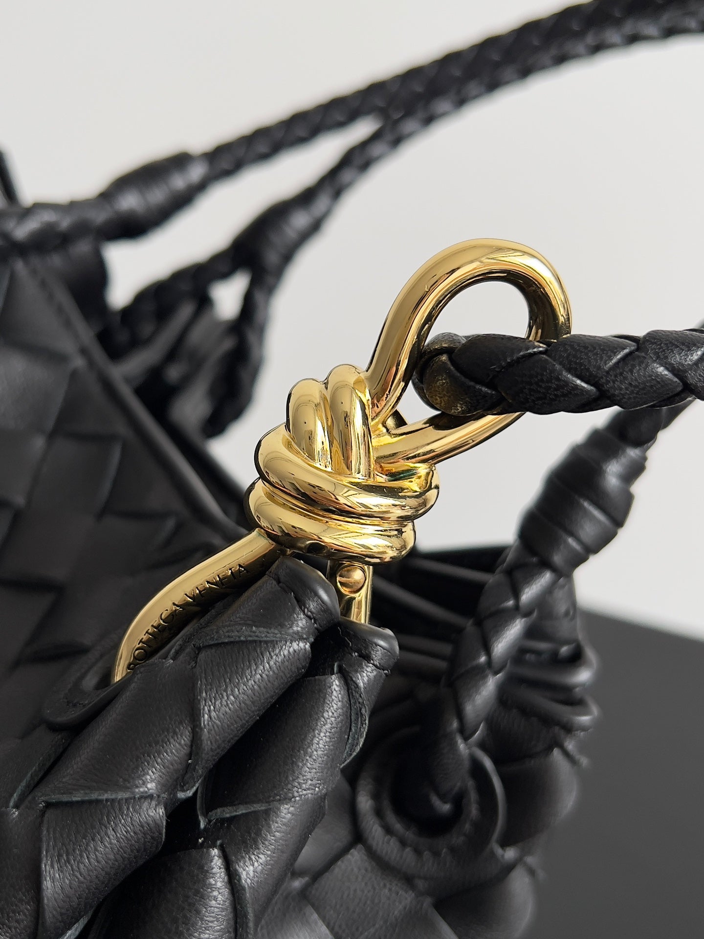 BV スモール パラシュート 21 ブラック ラムスキン Ghw 