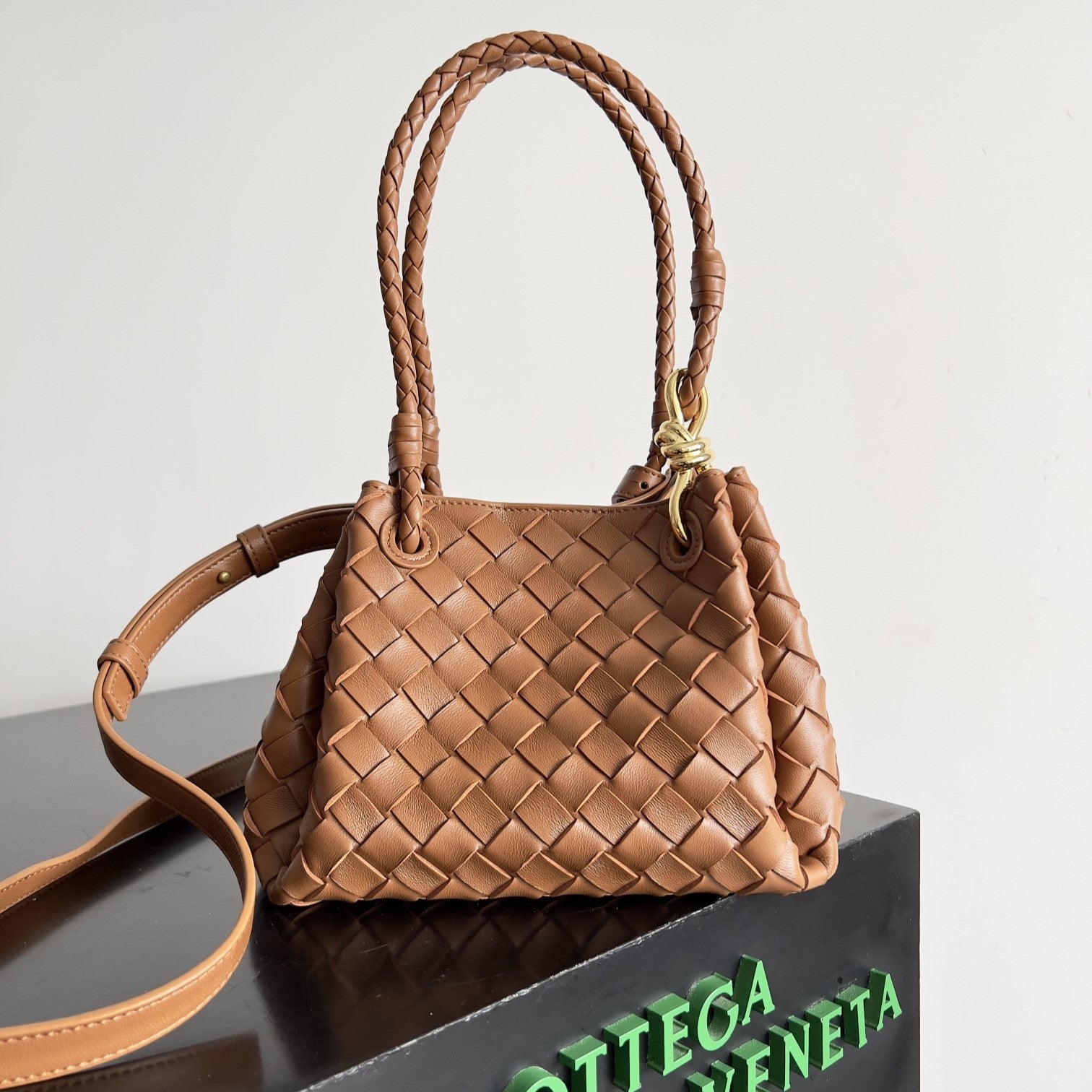 BV スモール パラシュート 21 タン ラムスキン Ghw 