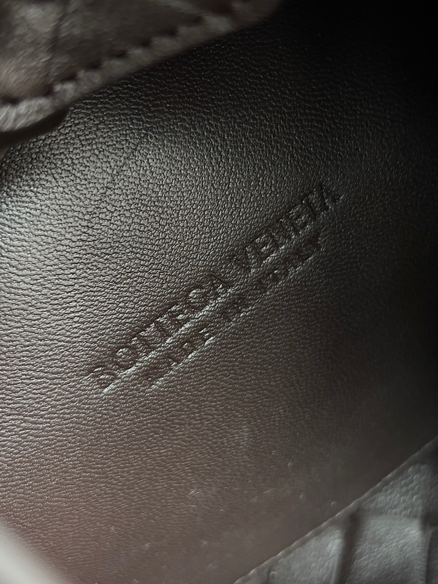 BV スモール パラシュート 21 チョコレート ラムスキン Ghw 