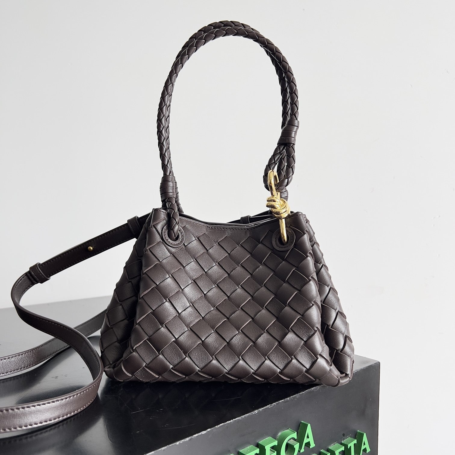 BV スモール パラシュート 21 チョコレート ラムスキン Ghw 