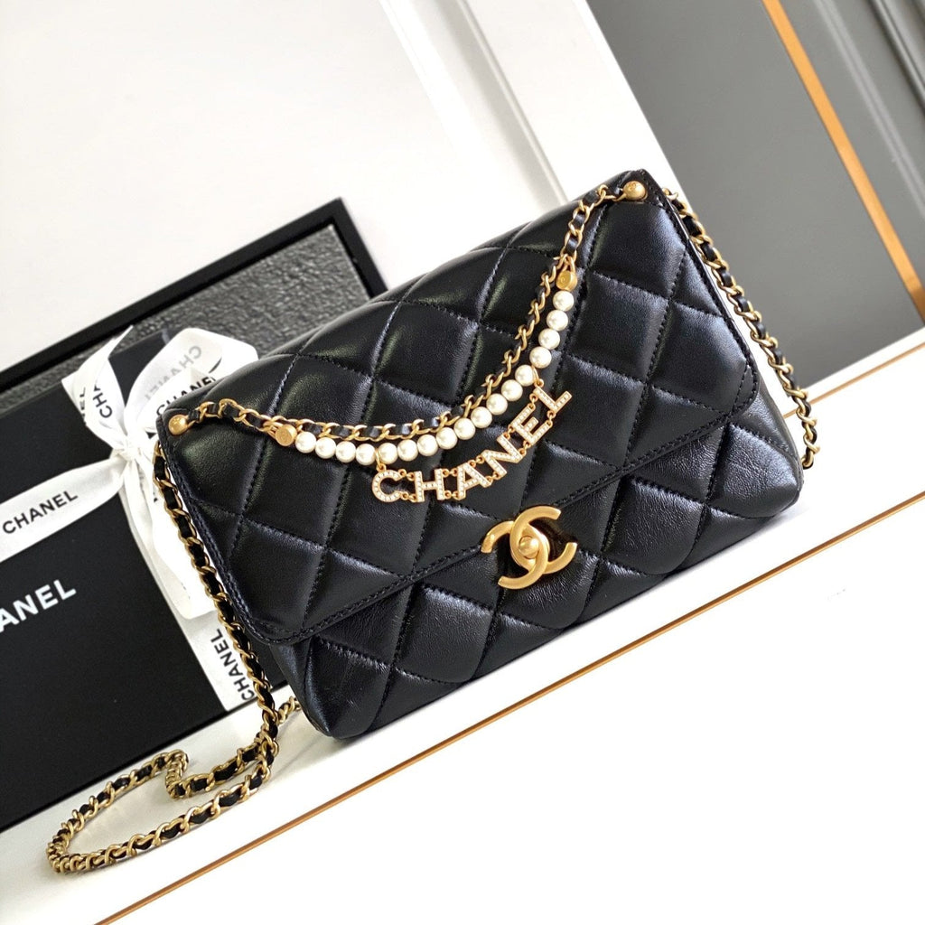 CC ミディアム 22 フラップバッグ（ブラックラムスキン、ゴールド金具）