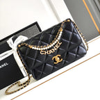 CC ミディアム 22 フラップバッグ（ブラックラムスキン、ゴールド金具）