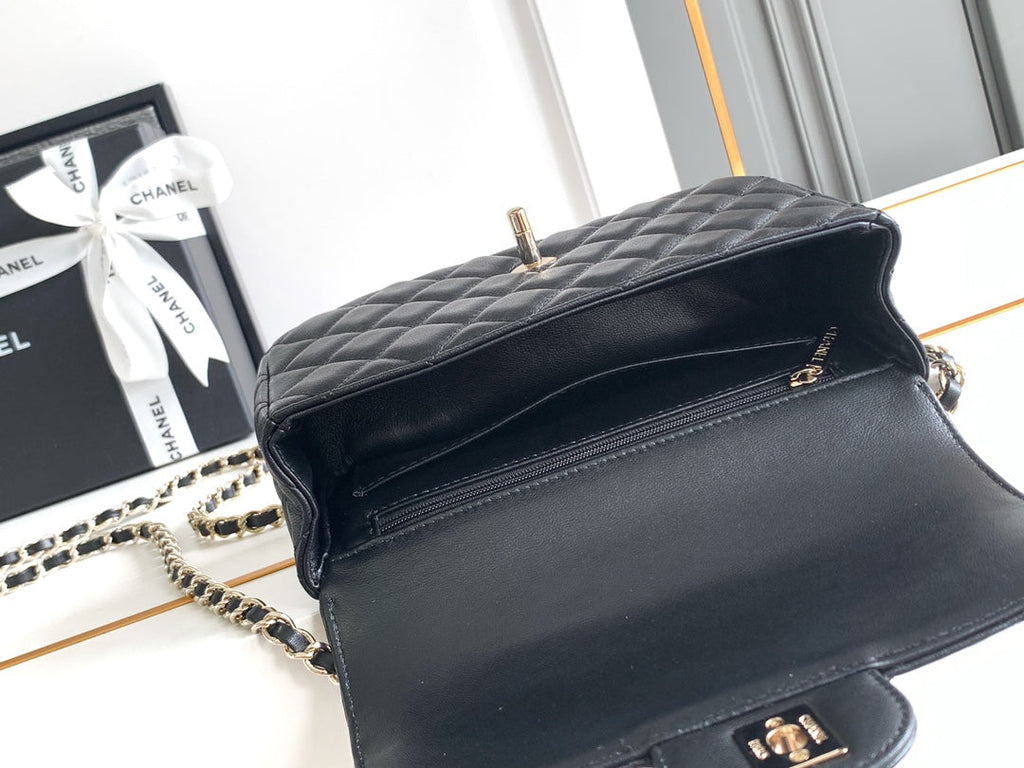 CC ミニ 20 フラップバッグ（ブラックカーフスキン）