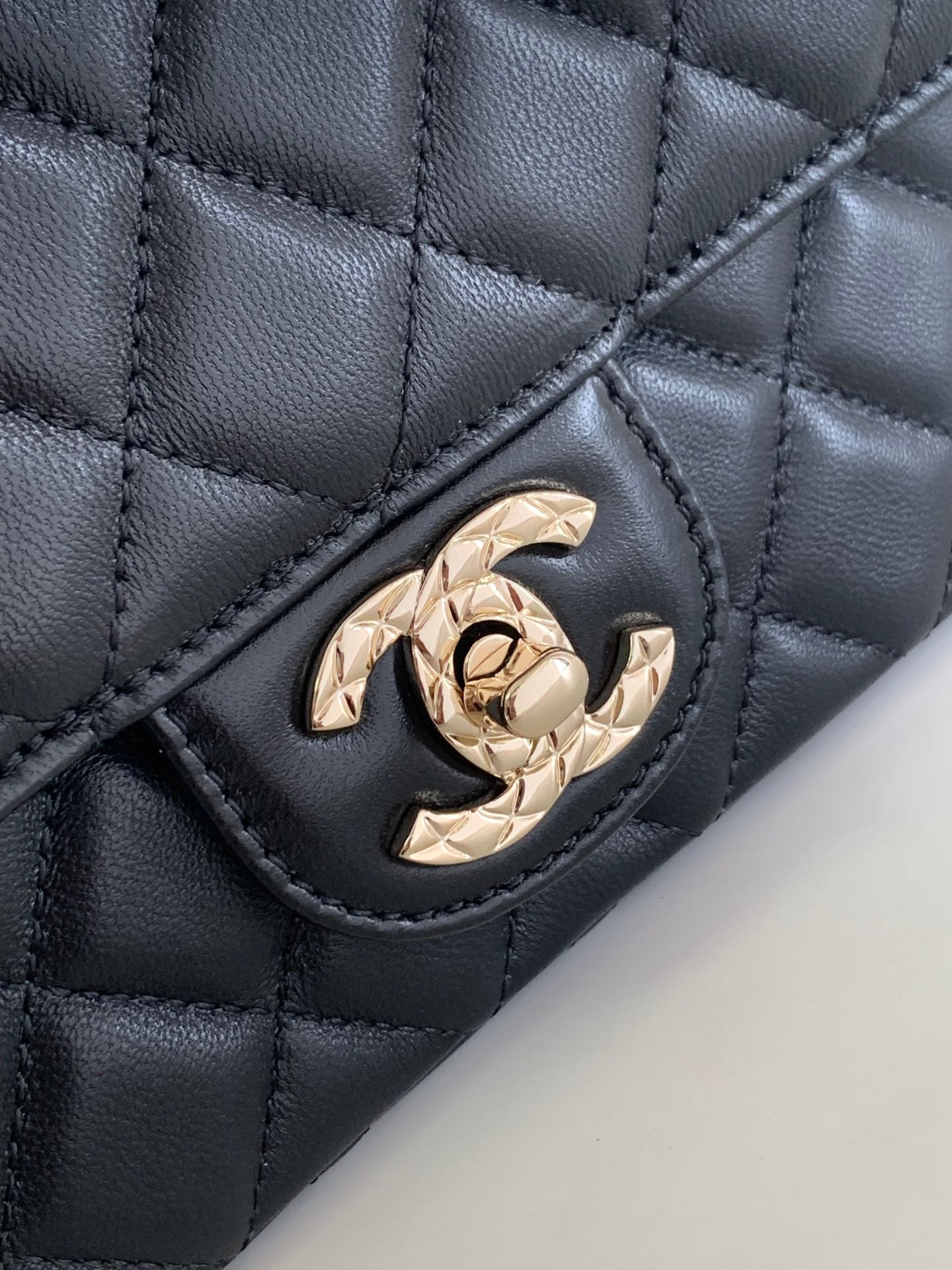 CC ミニ 20 フラップバッグ（ブラックカーフスキン）