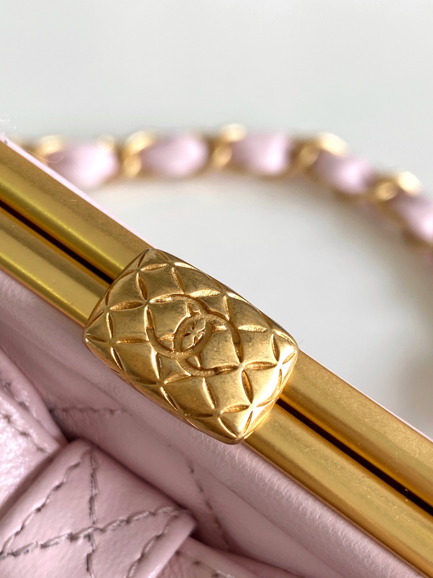 CC MINI 13 クラッチバッグ（ライトピンクラムスキン製ストラップ付き）