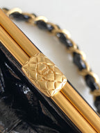 CC MINI 13 クラッチバッグ（ブラックラムスキン製ストラップ付き）