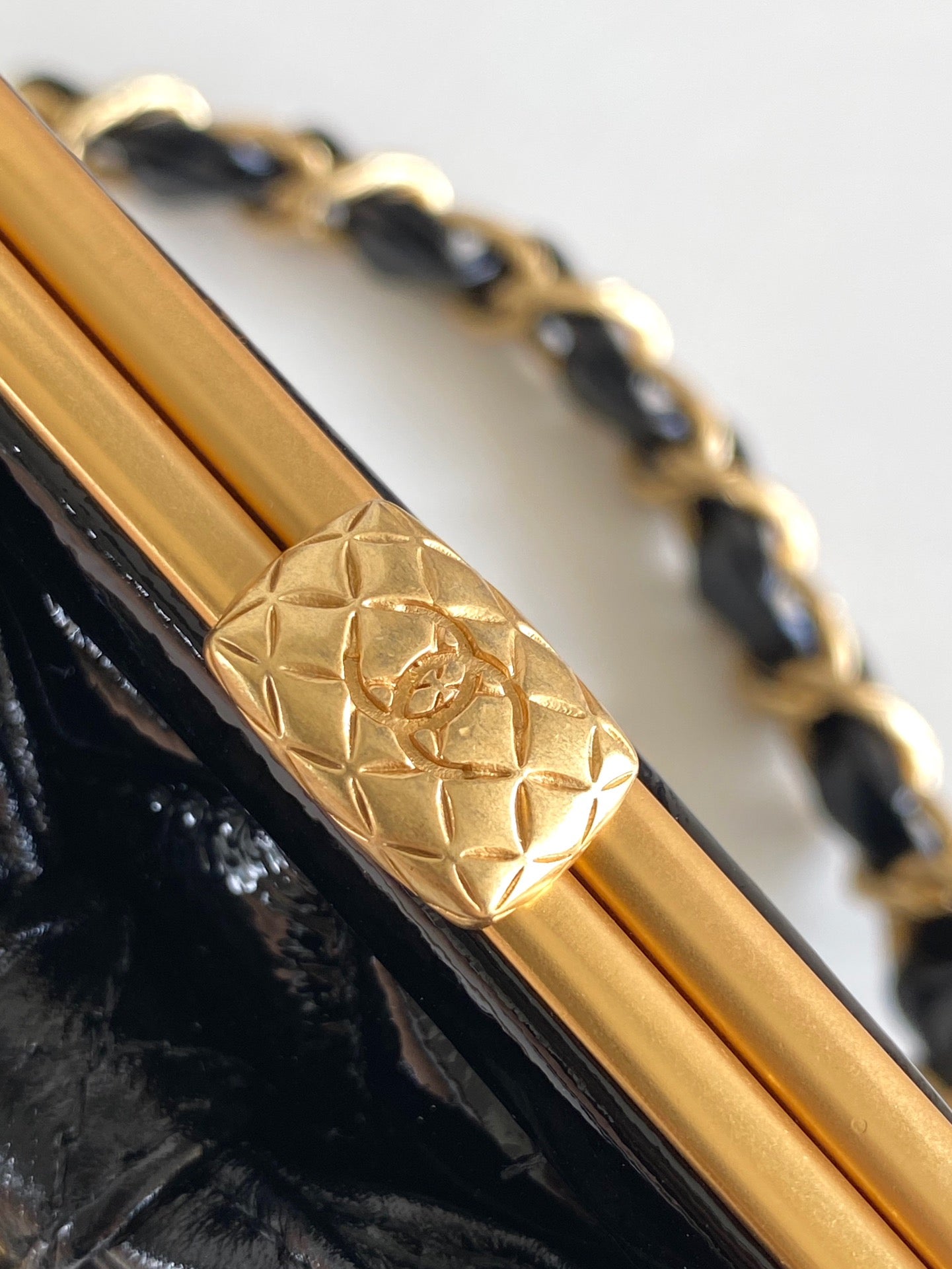 CC MINI 13 クラッチバッグ（ブラックラムスキン製ストラップ付き）