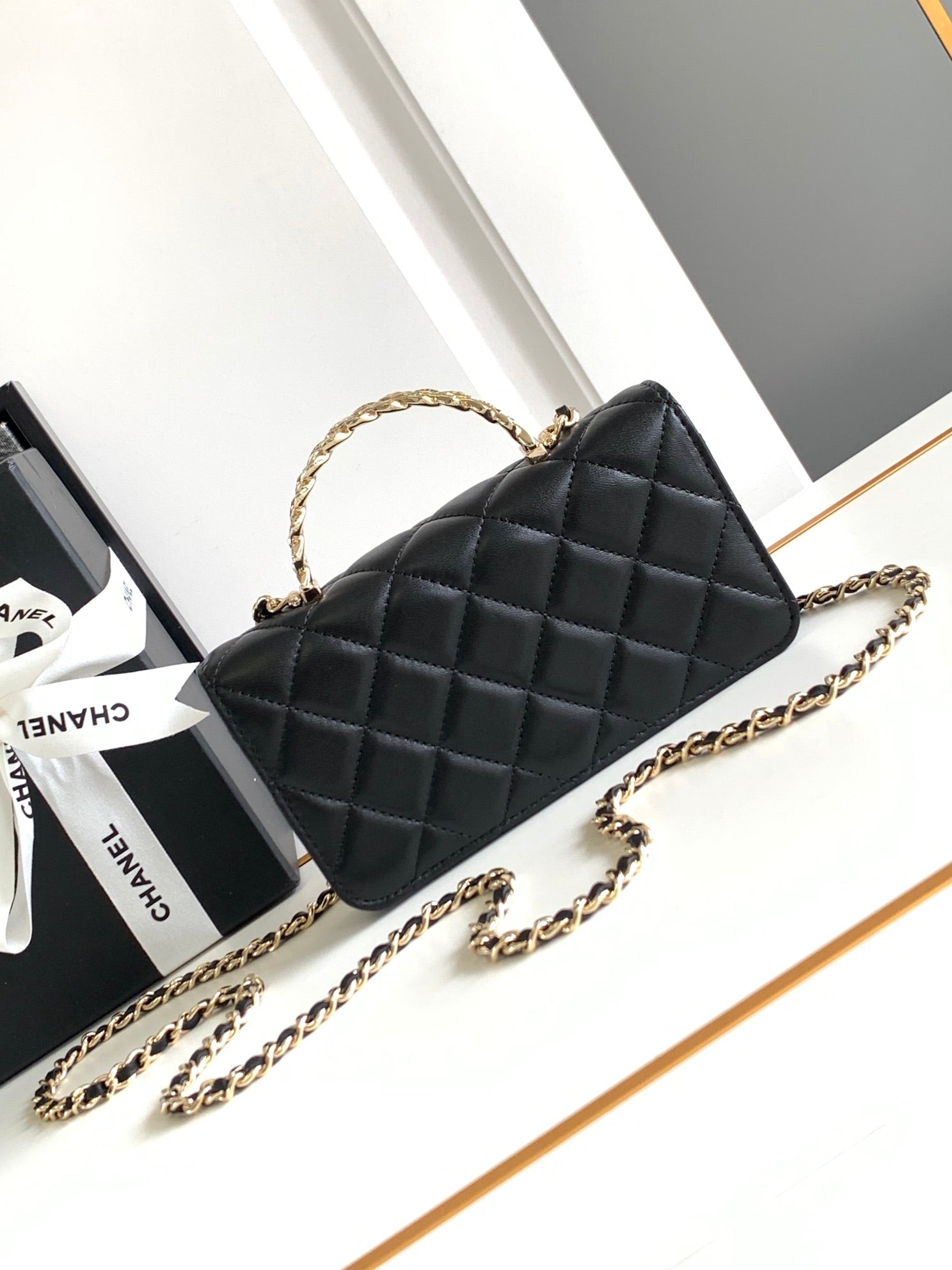 CC 18 ハンドル付きフラップバッグ（ブラックカーフスキン）