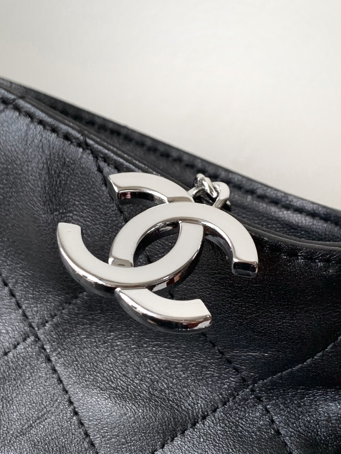 SHOULDER BAG 40 IN BLACK SOFT LAMBSKIN EMBOSSED LOGO SILVER HARDWARE