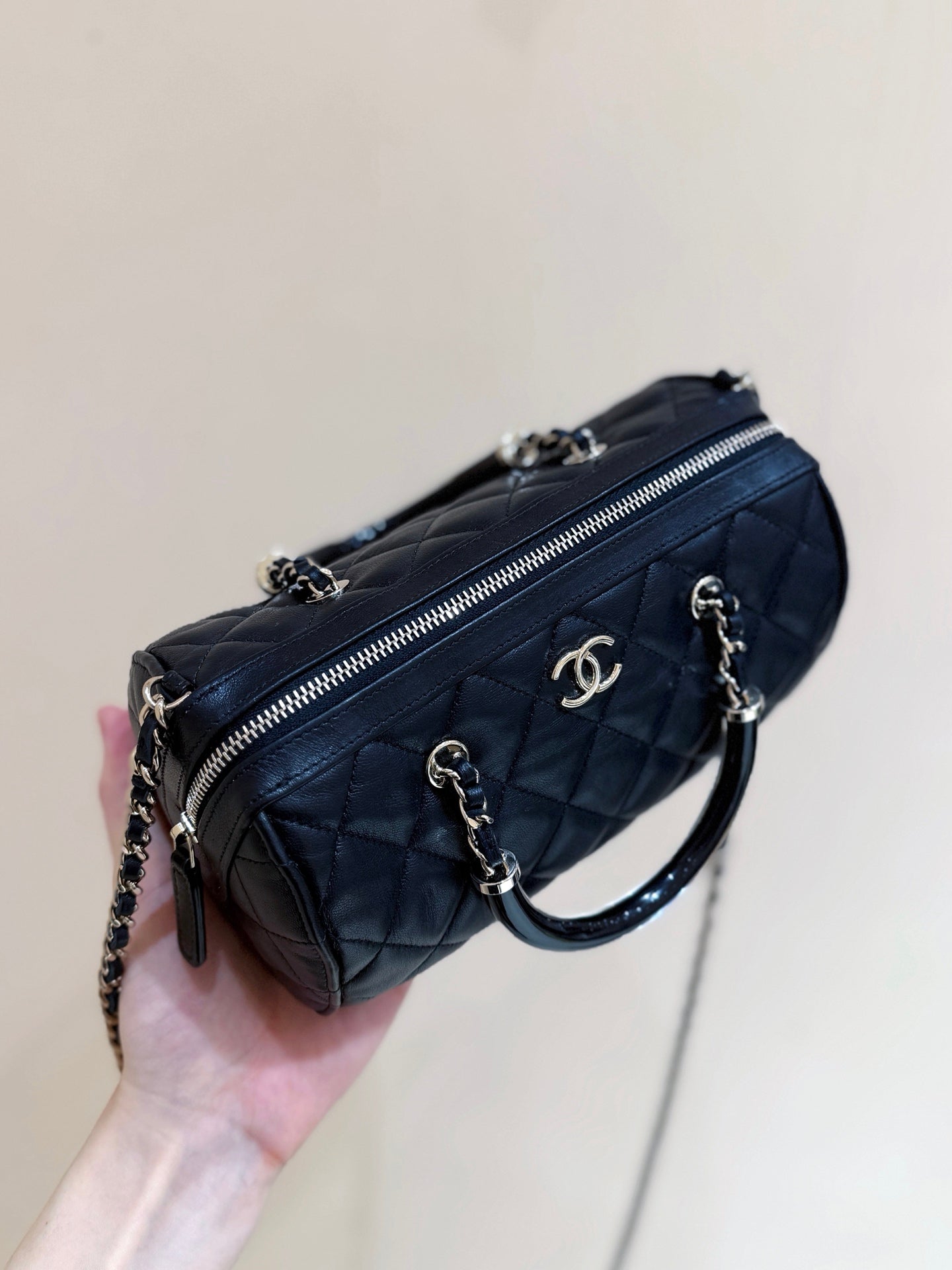 BOSTON MATELASSE CAVIAR SHOULDER HANDBAG 18 IN BLACK LAMBSKIN