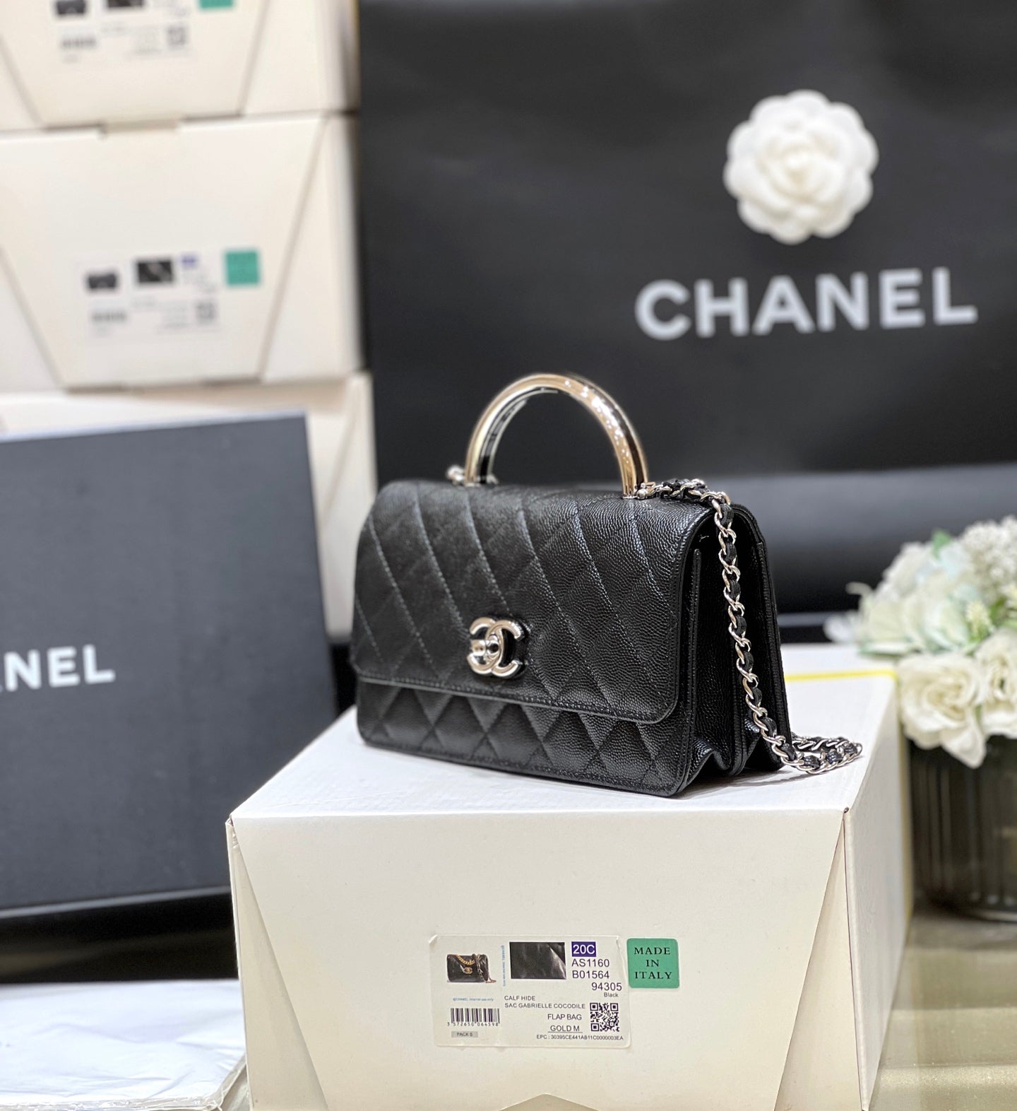 シルバートーンハンドル付きフラップバッグ 18インチ ブラックラムスキン