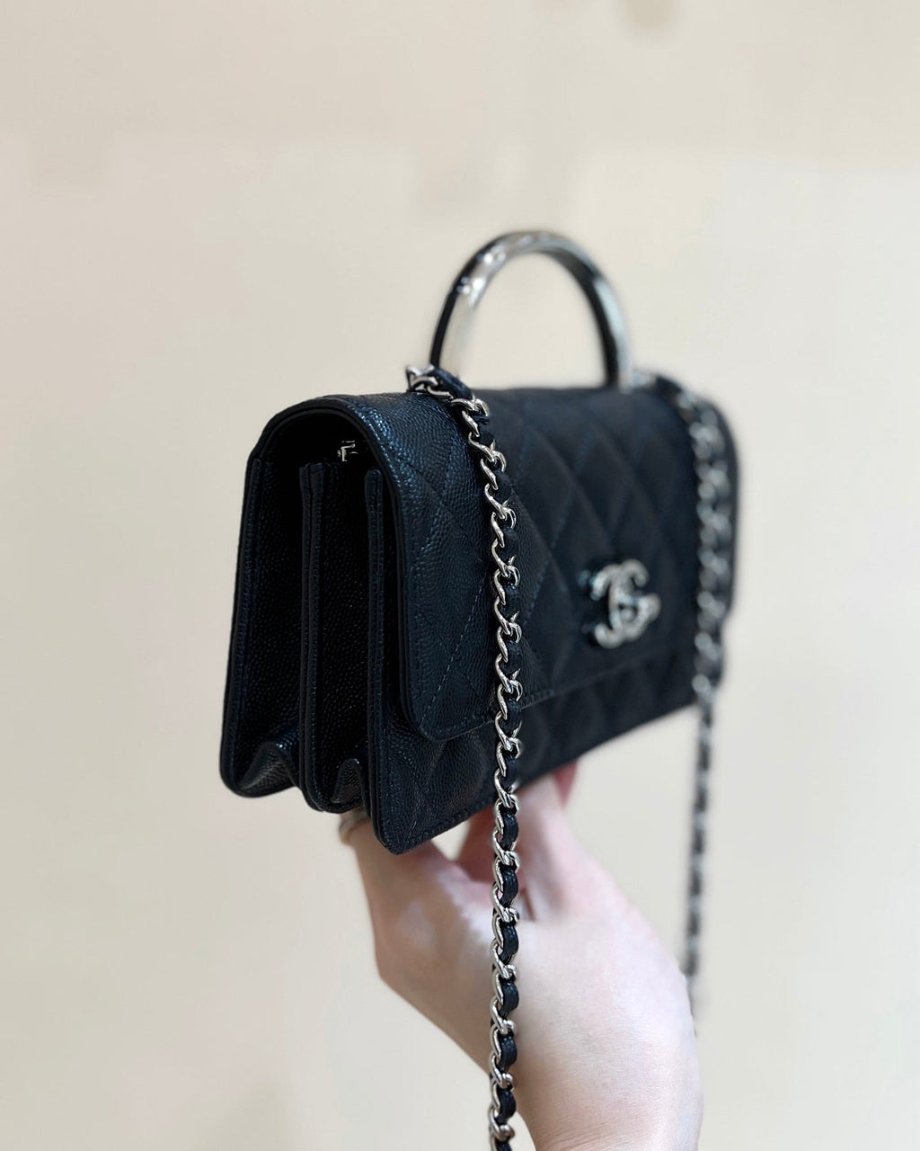 シルバートーンハンドル付きフラップバッグ 18インチ ブラックラムスキン