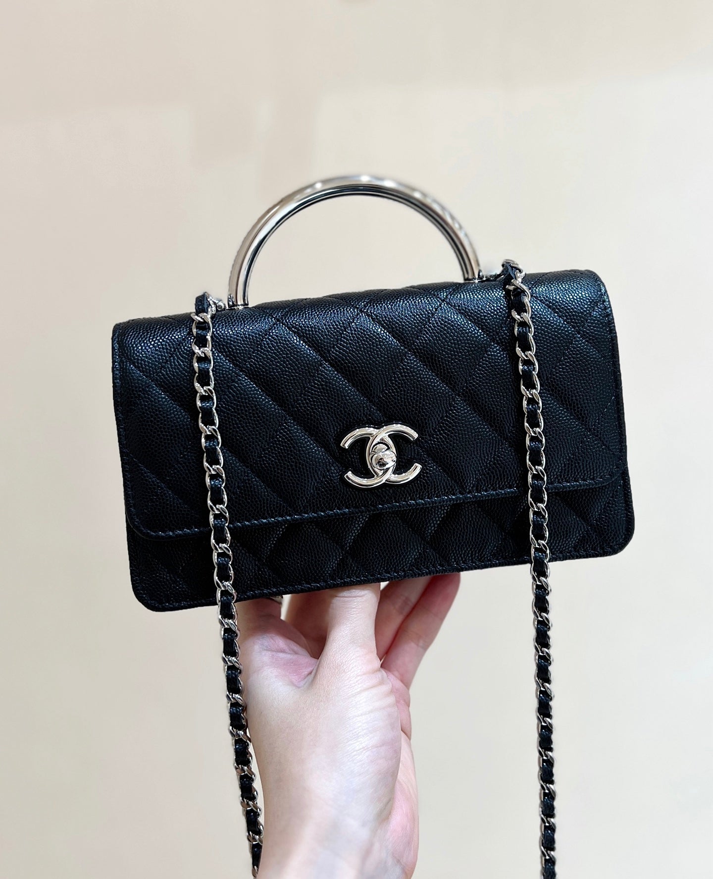 シルバートーンハンドル付きフラップバッグ 18インチ ブラックラムスキン