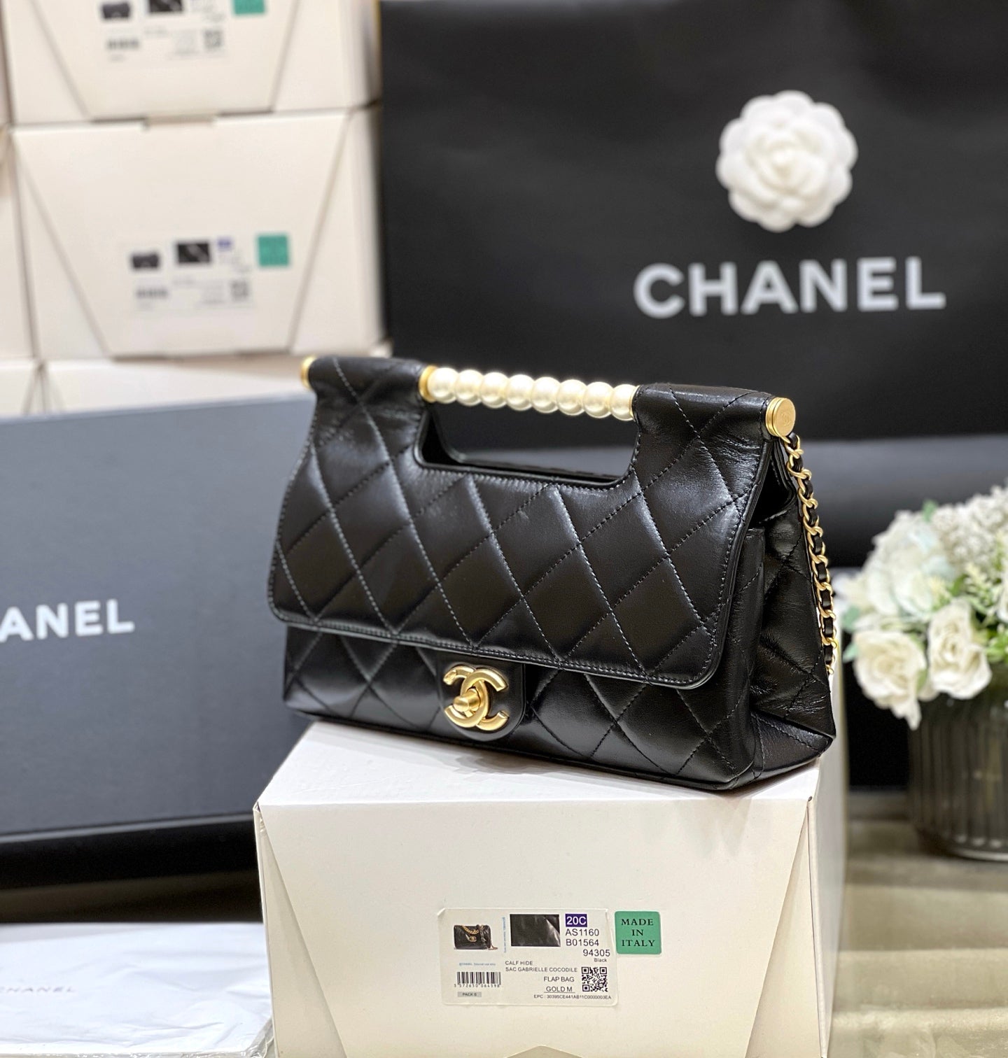 PEARL TOP HANDLE BAG 25 IN BLACK LAMBSKIN GOLD HARDWARE