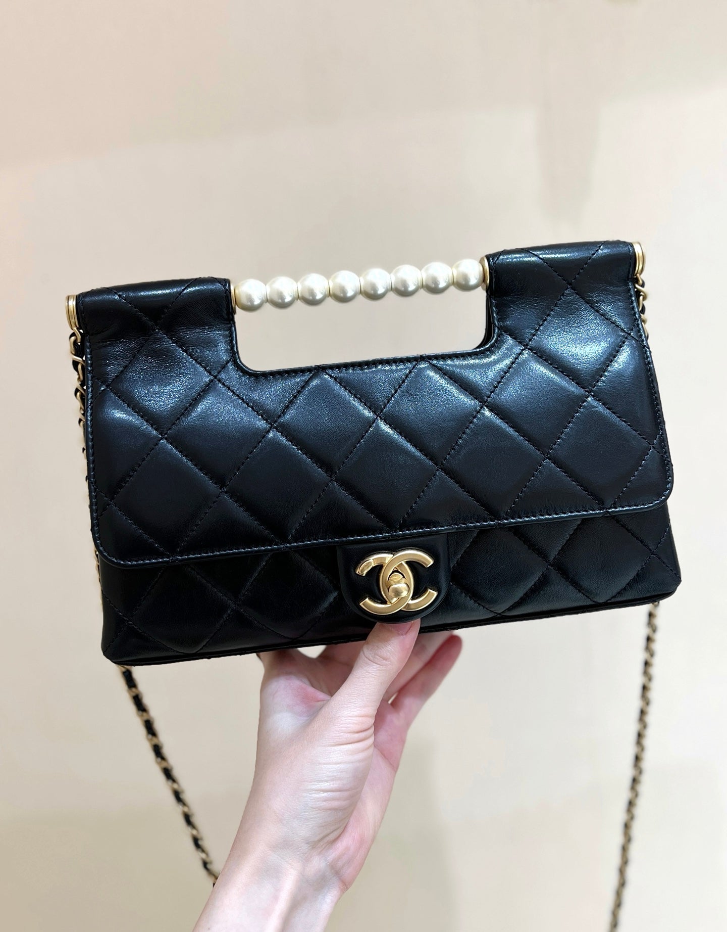 PEARL TOP HANDLE BAG 25 IN BLACK LAMBSKIN GOLD HARDWARE