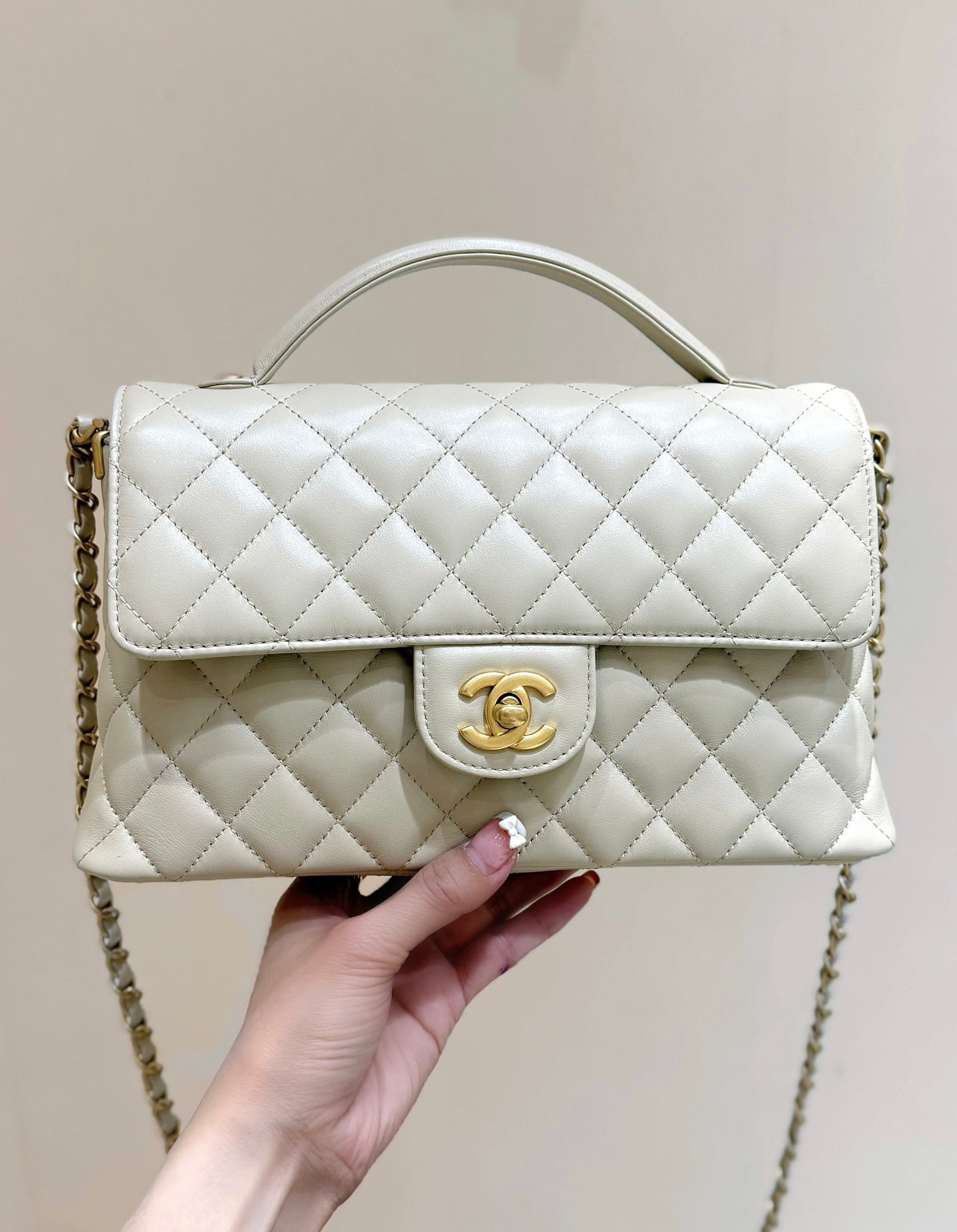 キルティングフラップバッグ ハンドル付き 26インチ ベージュラムスキン ゴールドメッキメタル