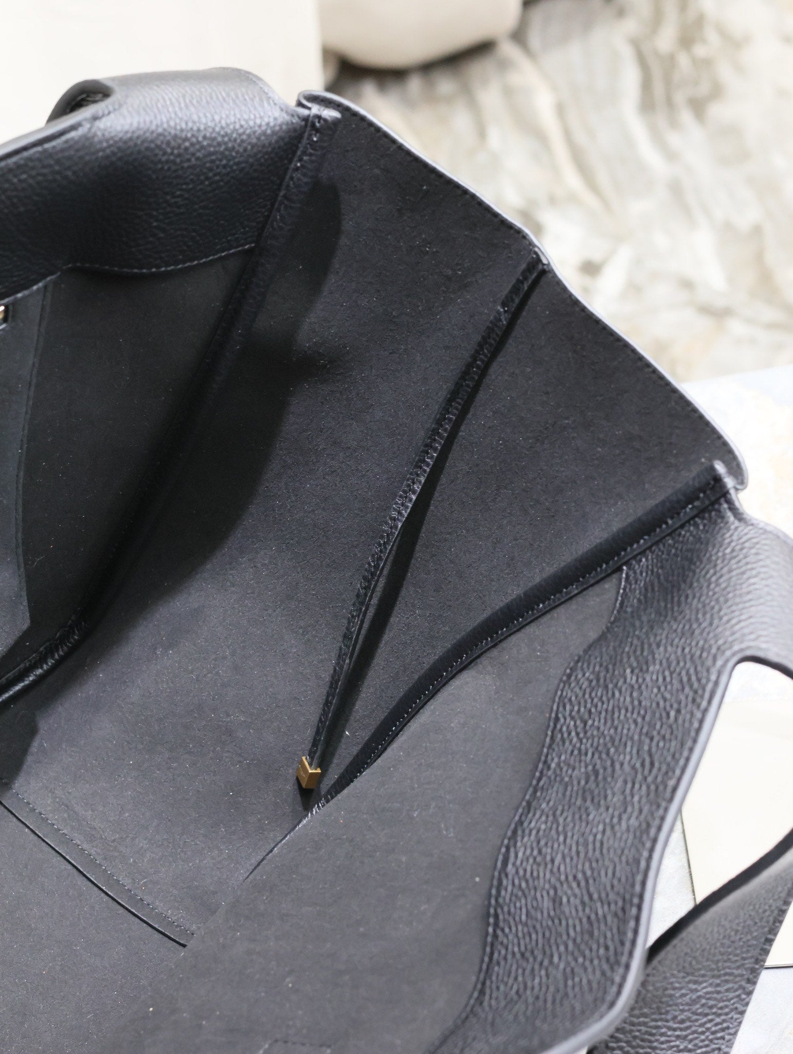 LE 5 À 7 BEA トートバッグ 50 ブラック ラムスキン ゴールドロゴ