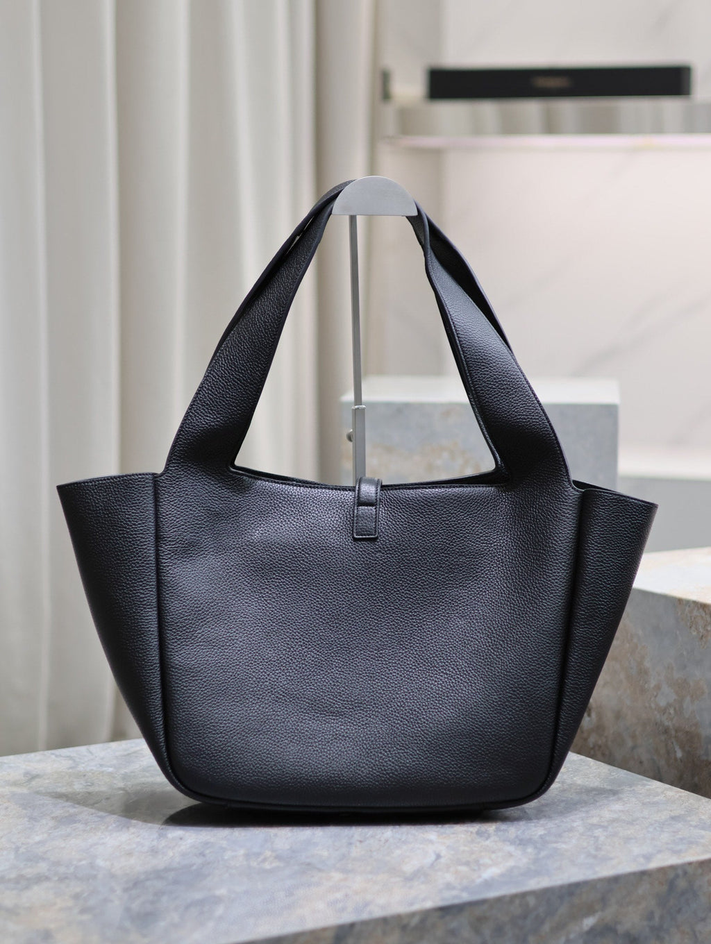 LE 5 À 7 BEA トートバッグ 50 ブラック ラムスキン ゴールドロゴ