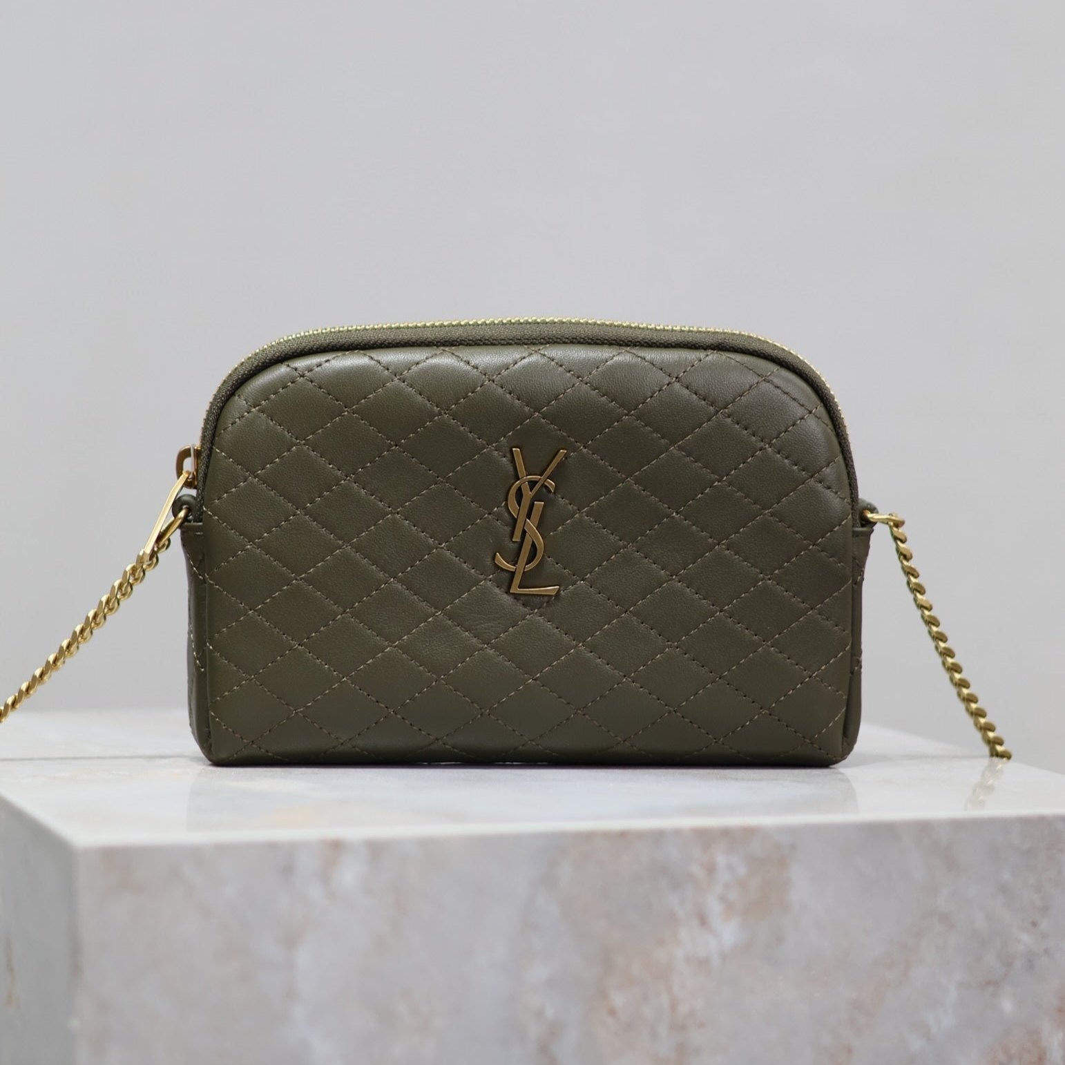 GABY ジップポーチ 19インチ ユニフォーム グリーン キルティング ラムスキン ゴールド金具