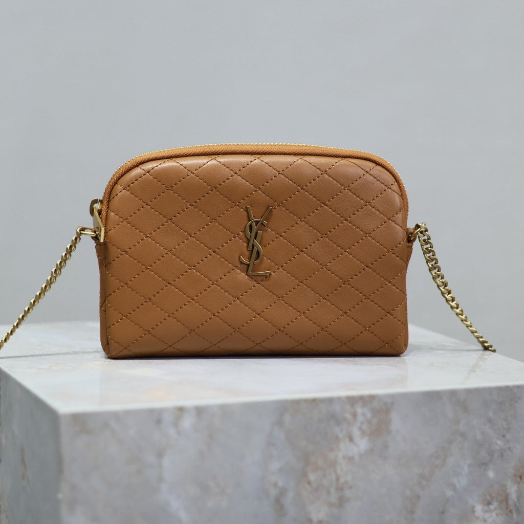 GABY ジップポーチ 19インチ キャラメルブラウン キルティングラムスキン ゴールド金具