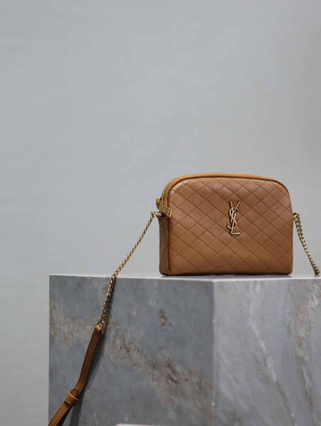 GABY ジップポーチ 19インチ キャラメルブラウン キルティングラムスキン ゴールド金具