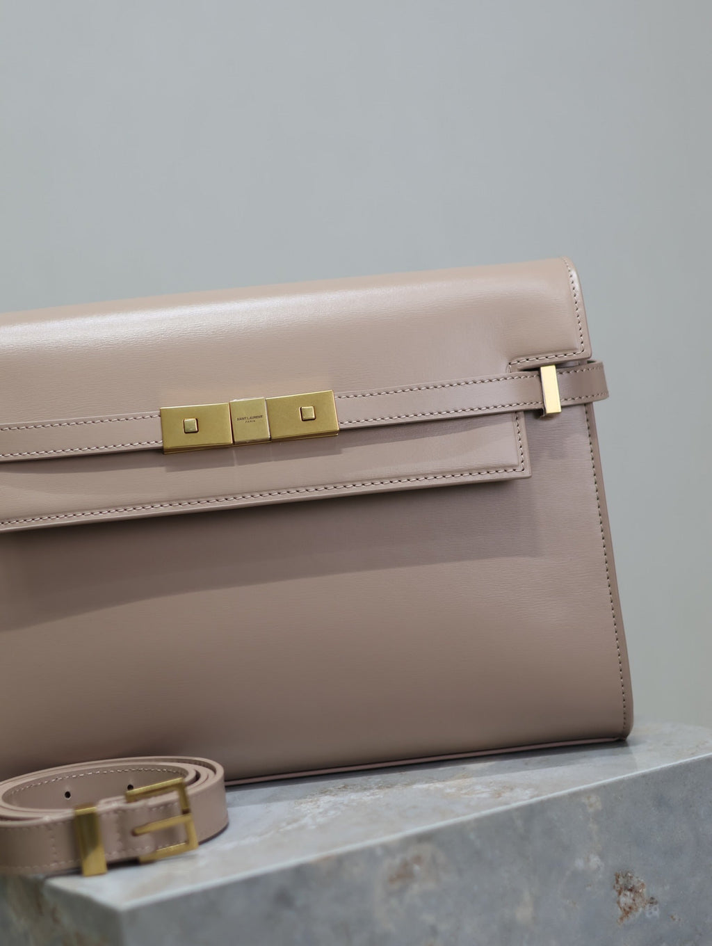 マンハッタン ミディアム 29インチ ダークベージュ スムースカーフスキン ゴールドバックル