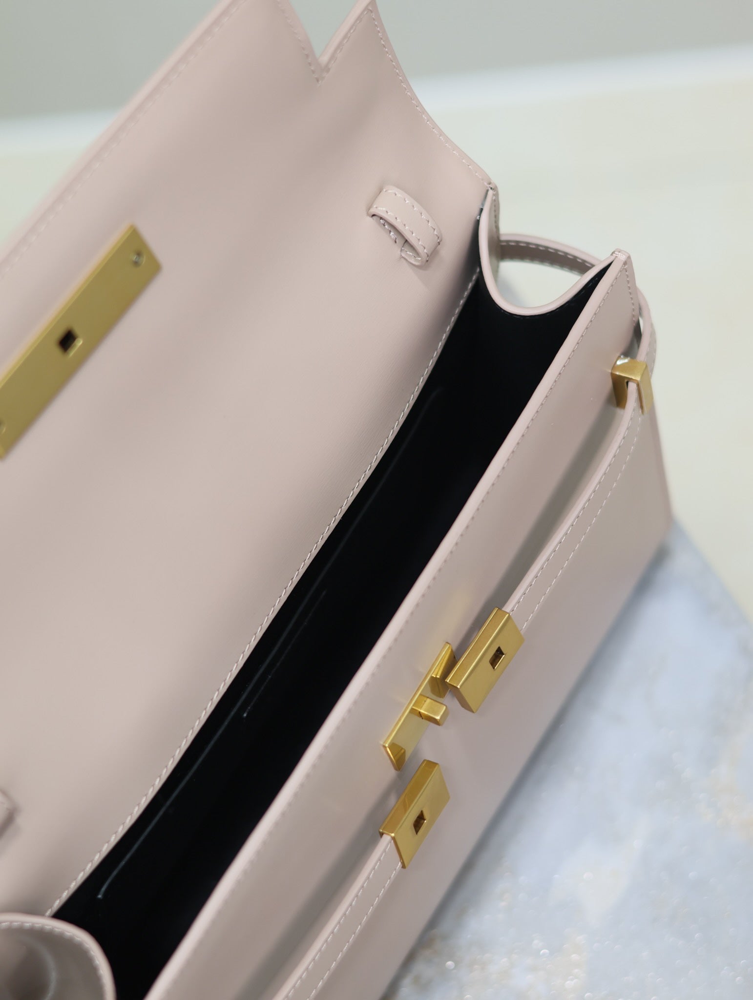 マンハッタン ミディアム 29インチ ダークベージュ スムースカーフスキン ゴールドバックル