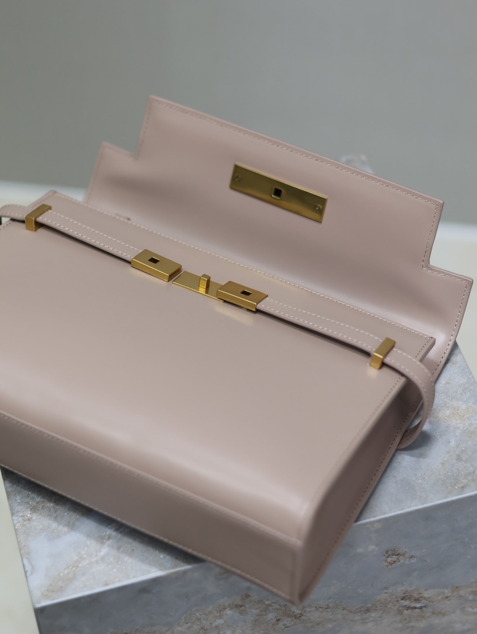 マンハッタン ミディアム 29インチ ダークベージュ スムースカーフスキン ゴールドバックル