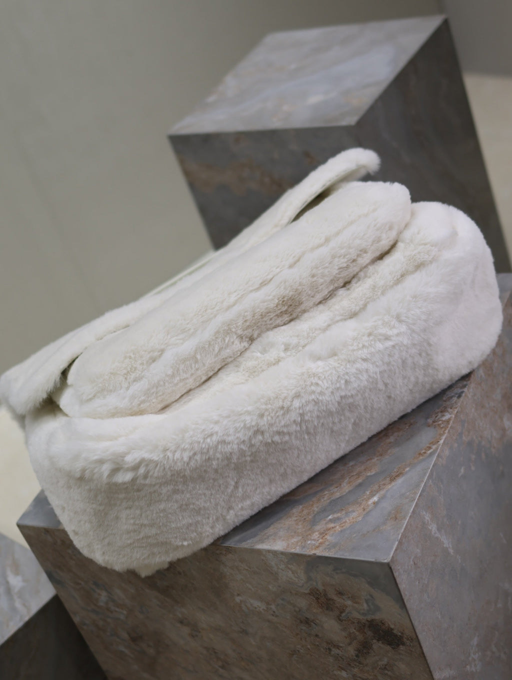 NIKI 47 ホワイトラビットファー ゴールドハードウェア